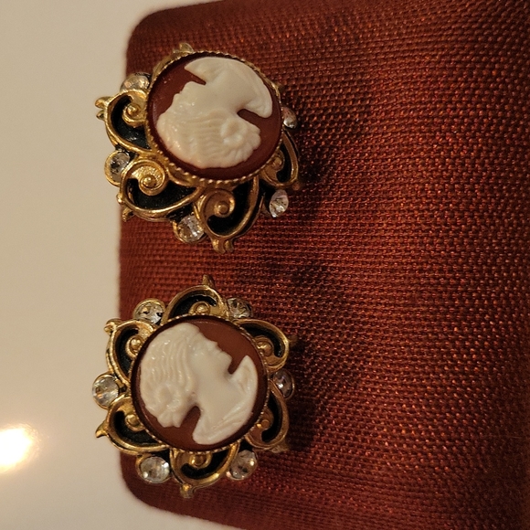 Cameo Stunning Vintage Screwback Earrings - Picture 1 of 4